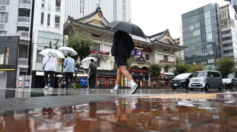 Powerful Typhoon Dujuan drenches Tokyo area